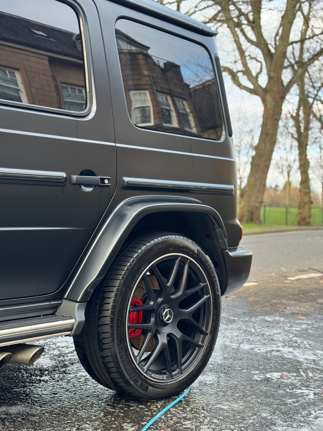 Mercedes-AMG G63 wheel and red brake caliper detail